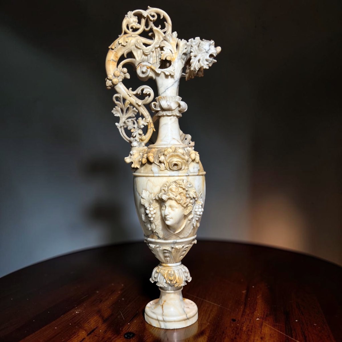 Vaso con figura allegorica di Baccante Marmo
