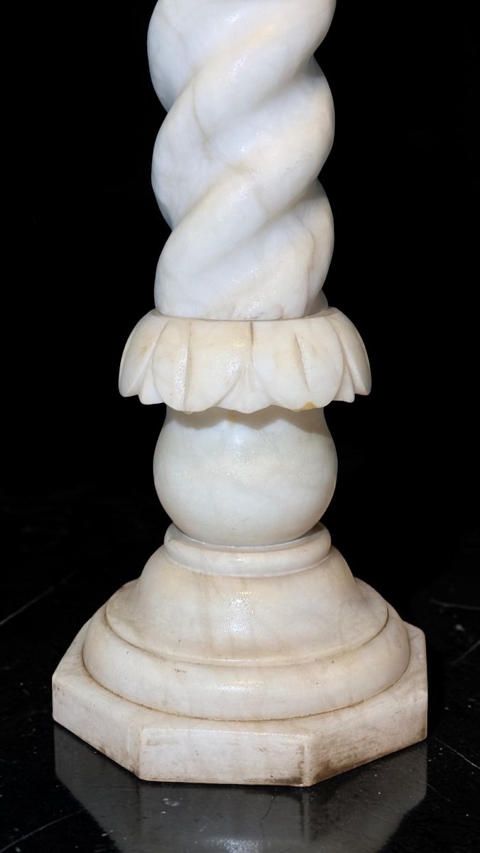 Capitello a Torcione in Marmo Bianco Statuario di Carrara -photo-1