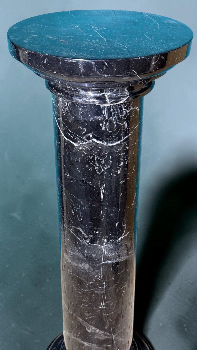 Colonna in Marmo Nero -photo-1