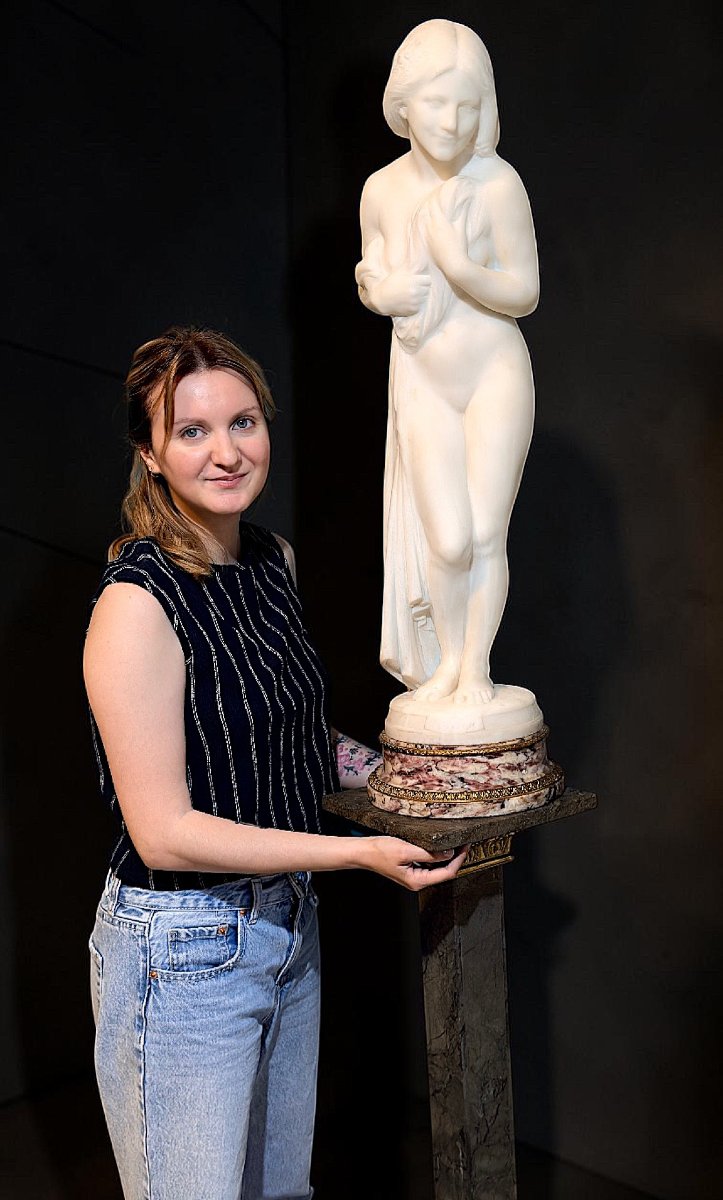 Statua raffigurante Dama Nuda Infreddolita che si copre, Marmo Bianco Statuario di Carrara -photo-2
