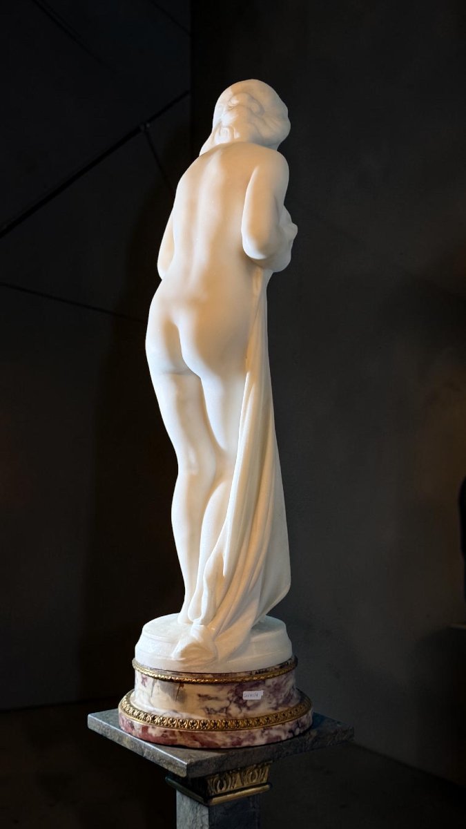 Statua raffigurante Dama Nuda Infreddolita che si copre, Marmo Bianco Statuario di Carrara -photo-3