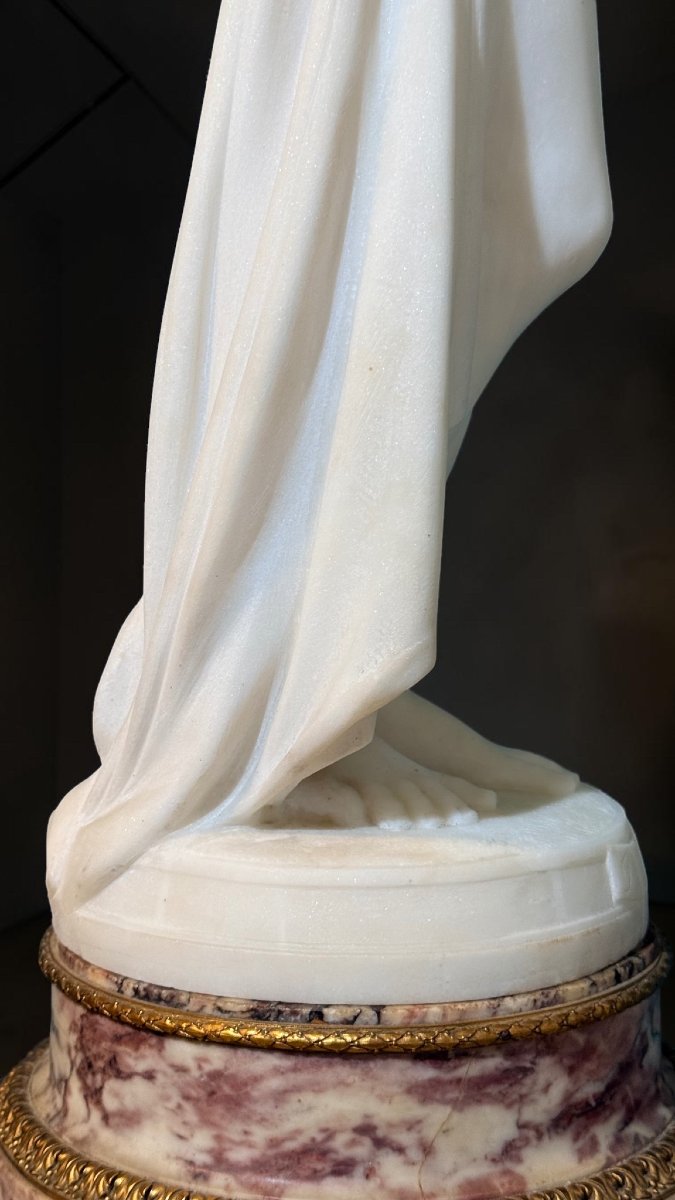 Statua raffigurante Dama Nuda Infreddolita che si copre, Marmo Bianco Statuario di Carrara -photo-1