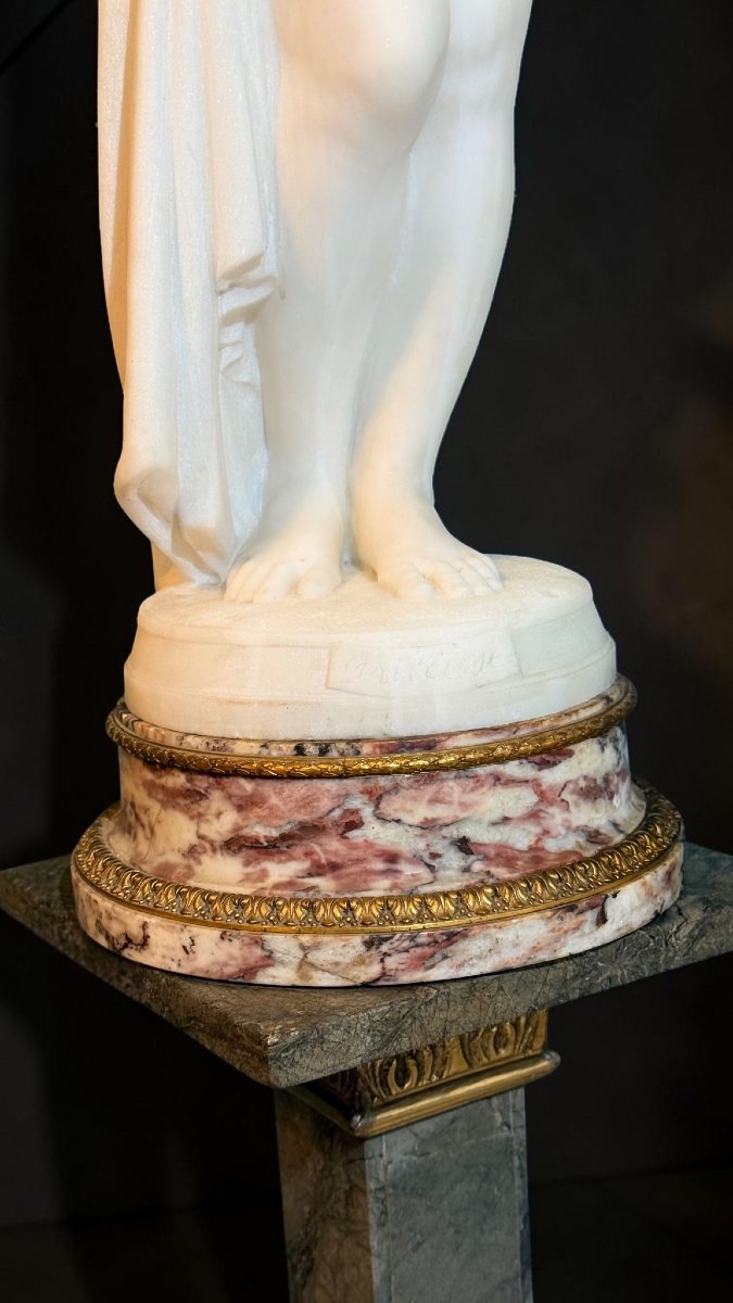 Statua raffigurante Dama Nuda Infreddolita che si copre, Marmo Bianco Statuario di Carrara -photo-2