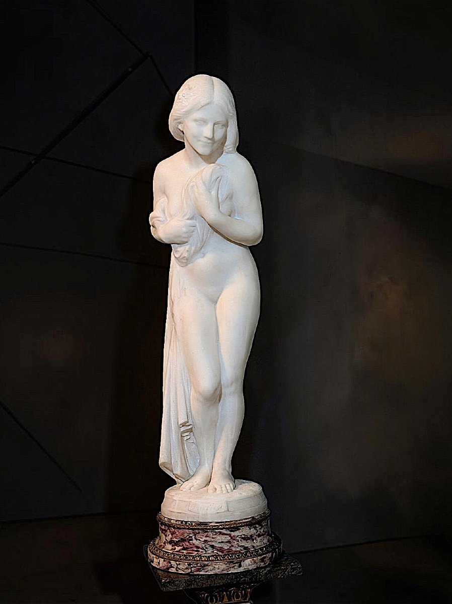 Statua raffigurante Dama Nuda Infreddolita che si copre, Marmo Bianco Statuario di Carrara 