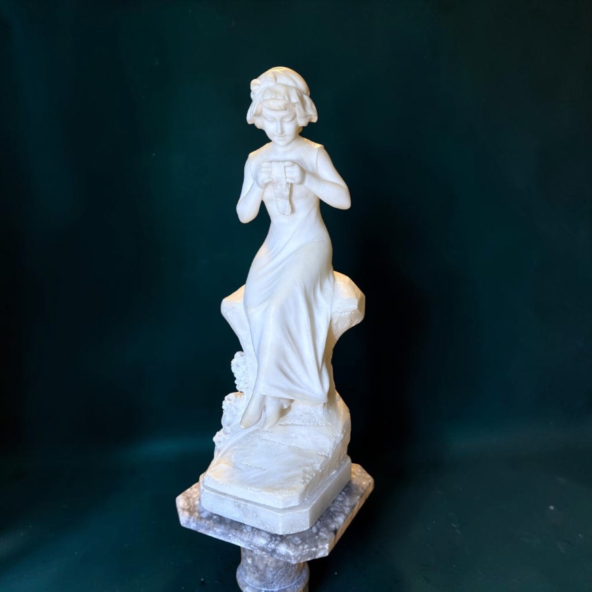 Statua raffigurante una giovane fanciulla sorridente con Gomitolo di lana, Parent -photo-3