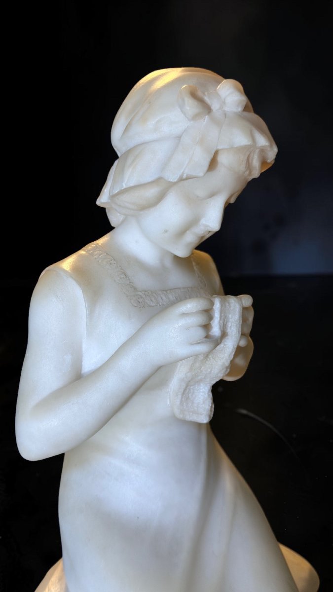 Statua raffigurante una giovane fanciulla sorridente con Gomitolo di lana, Parent -photo-1
