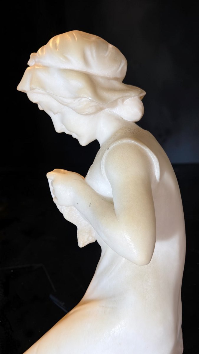 Statua raffigurante una giovane fanciulla sorridente con Gomitolo di lana, Parent -photo-2