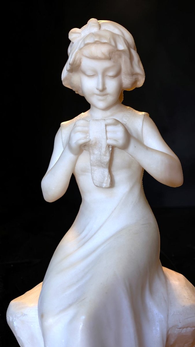 Statua raffigurante una giovane fanciulla sorridente con Gomitolo di lana, Parent -photo-3