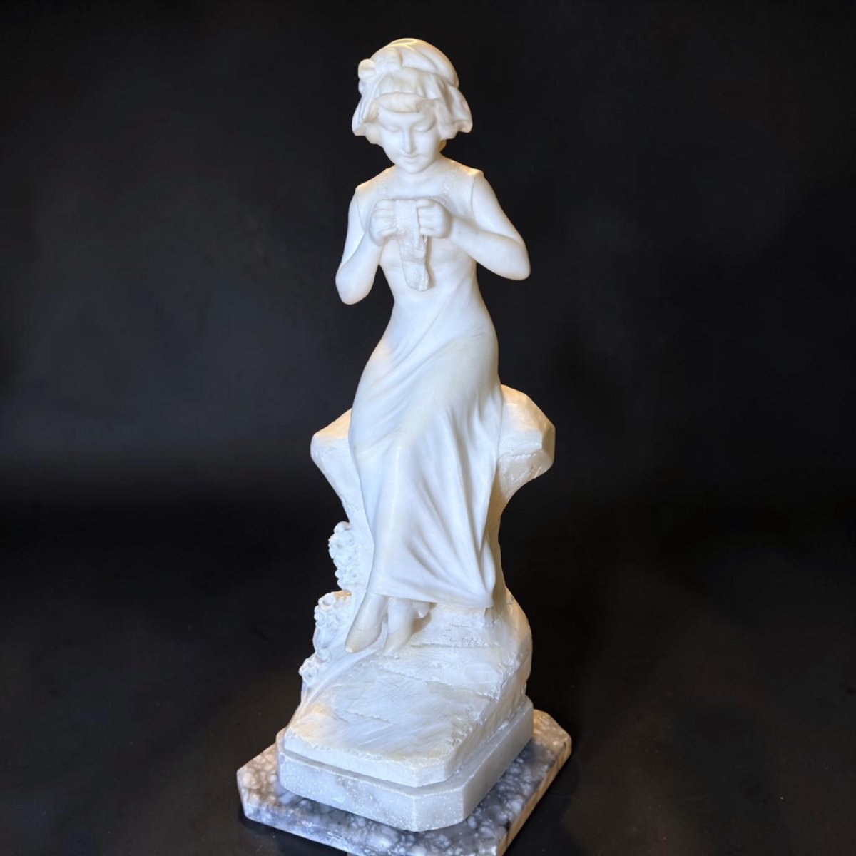 Statua raffigurante una giovane fanciulla sorridente con Gomitolo di lana, Parent 