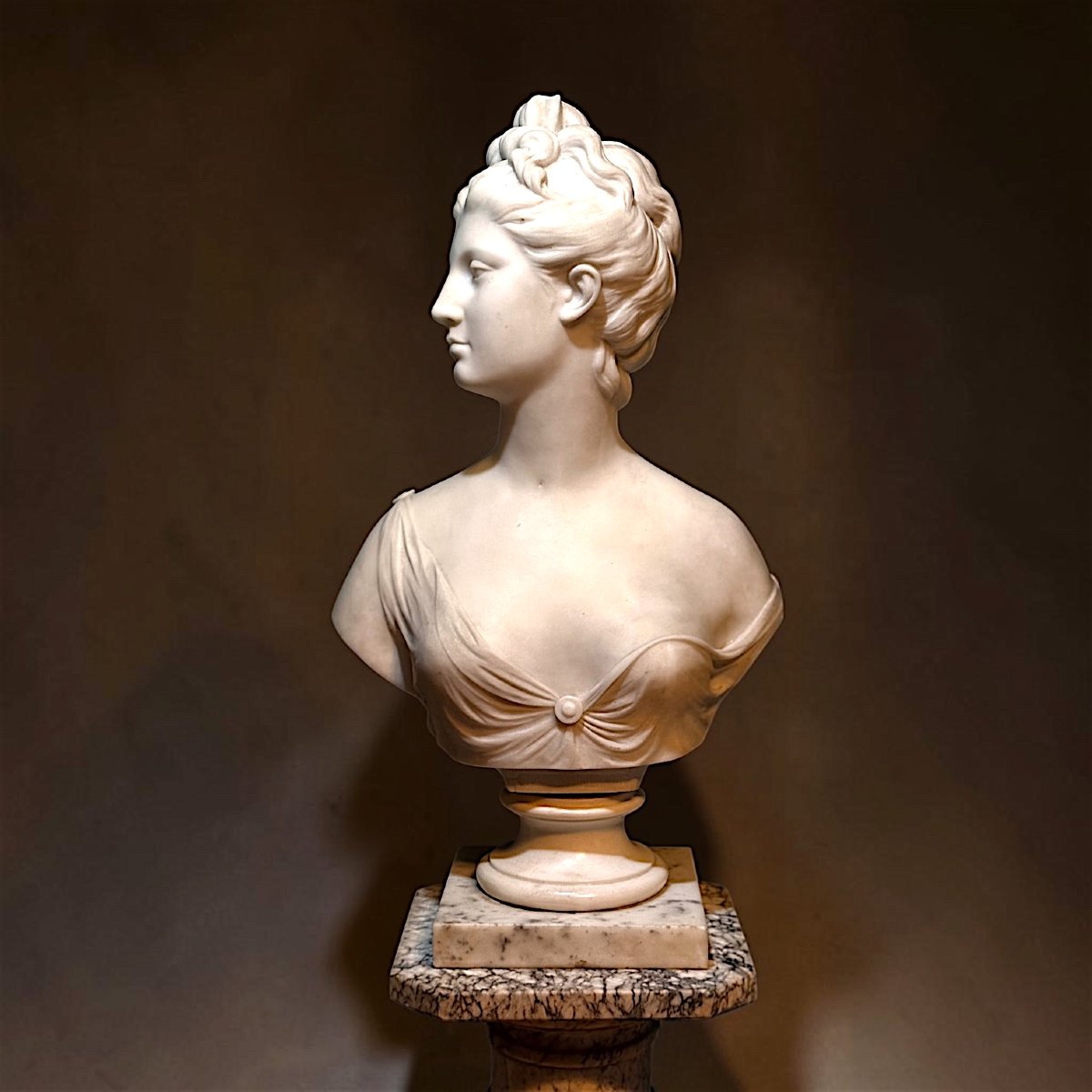 Busto raffigurante dea Aremide in Marmo Bianco Statuario di Carrara, Jean-Antoine Houdon XVIII°
