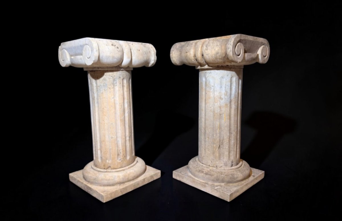 Coppia di Capitelli in Marmo Travertino Romano 