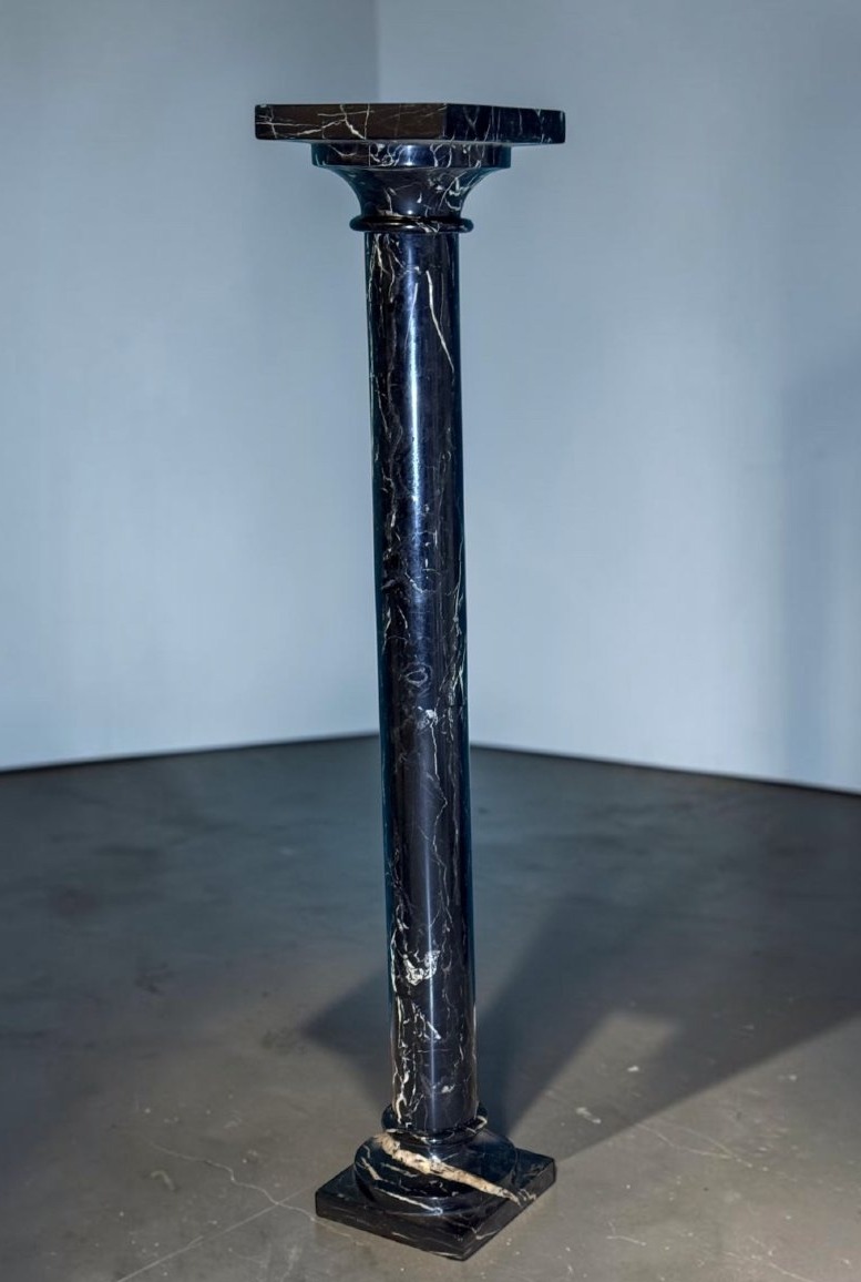 Colonna in Marmo Nero 