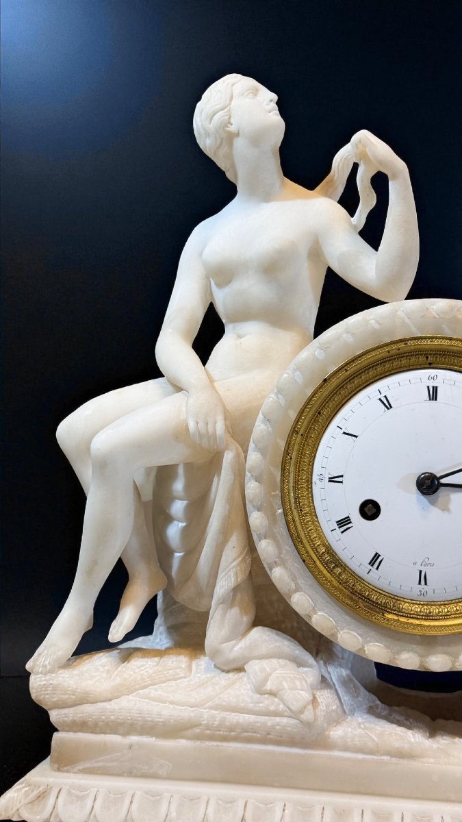 Orologio Neoclassico con Figure Mitologiche in Marmo Bianco Statuario di Carrara-photo-4
