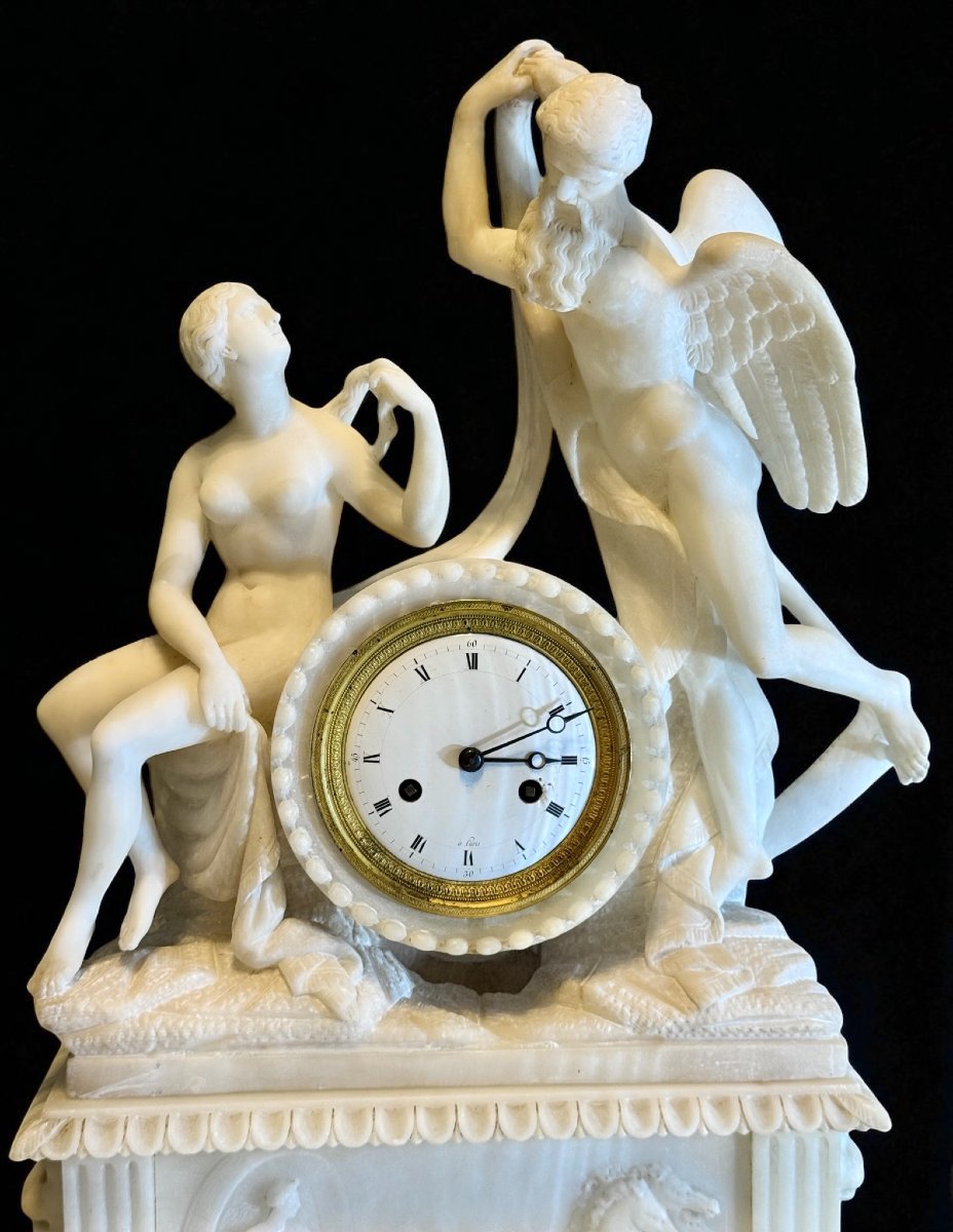 Orologio Neoclassico con Figure Mitologiche in Marmo Bianco Statuario di Carrara-photo-1