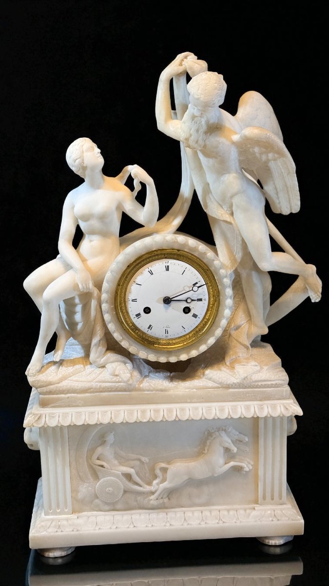 Orologio Neoclassico con Figure Mitologiche in Marmo Bianco Statuario di Carrara