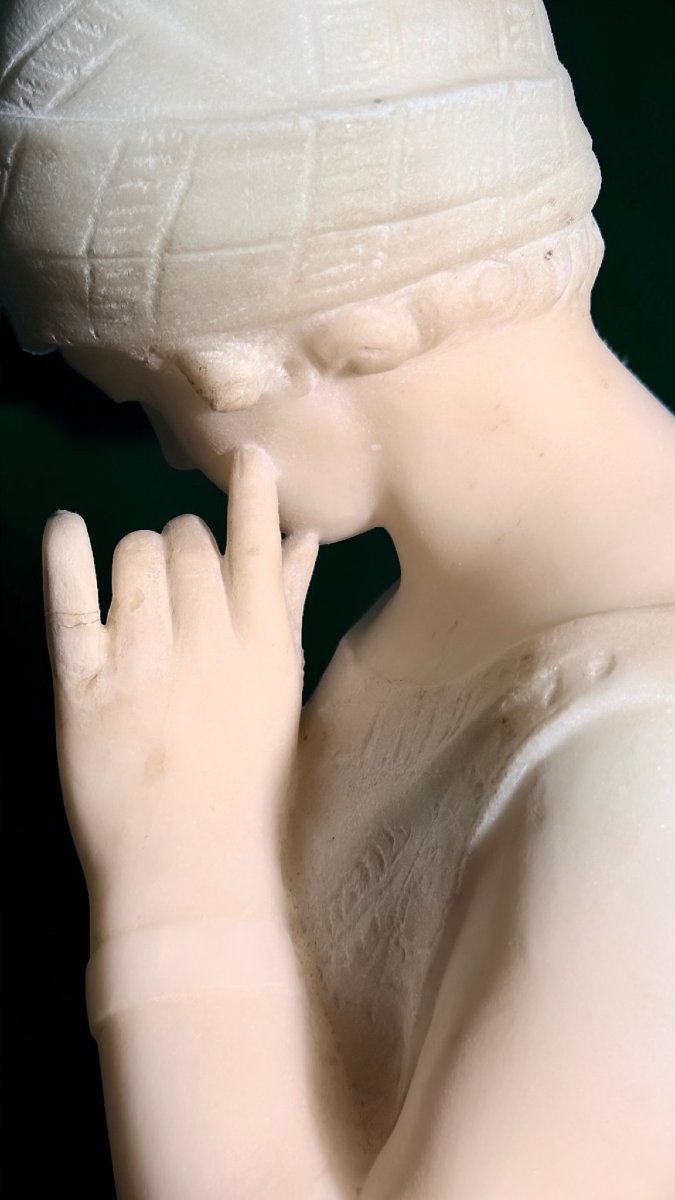 Statua raffigurante una giovane fanciulla sorridente in Marmo Bianco Statuario di Carrara -photo-4