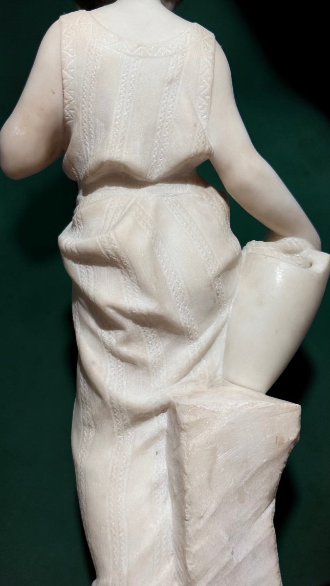 Statua raffigurante una giovane fanciulla sorridente in Marmo Bianco Statuario di Carrara -photo-1