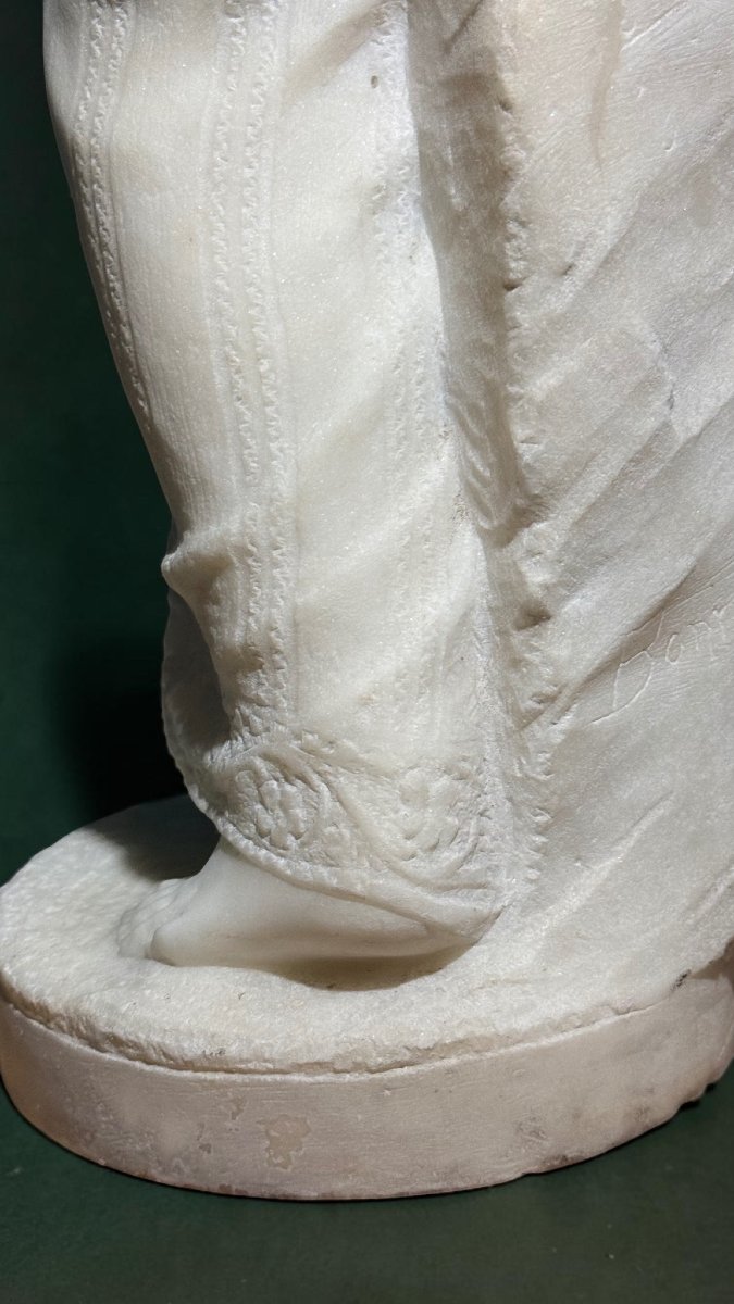 Statua raffigurante una giovane fanciulla sorridente in Marmo Bianco Statuario di Carrara -photo-3