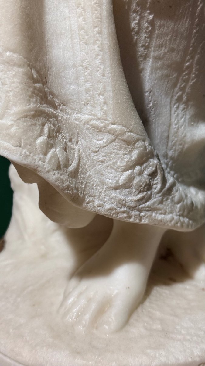 Statua raffigurante una giovane fanciulla sorridente in Marmo Bianco Statuario di Carrara -photo-4