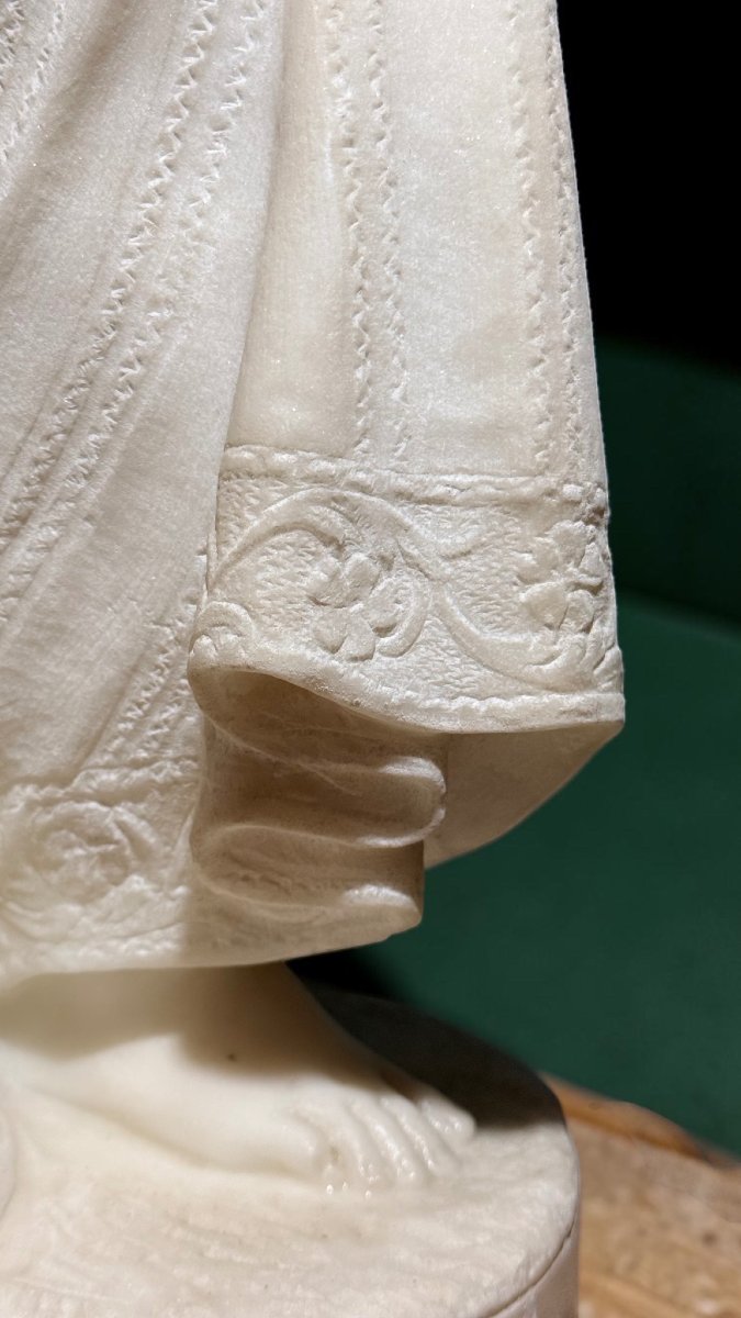 Statua raffigurante una giovane fanciulla sorridente in Marmo Bianco Statuario di Carrara -photo-5