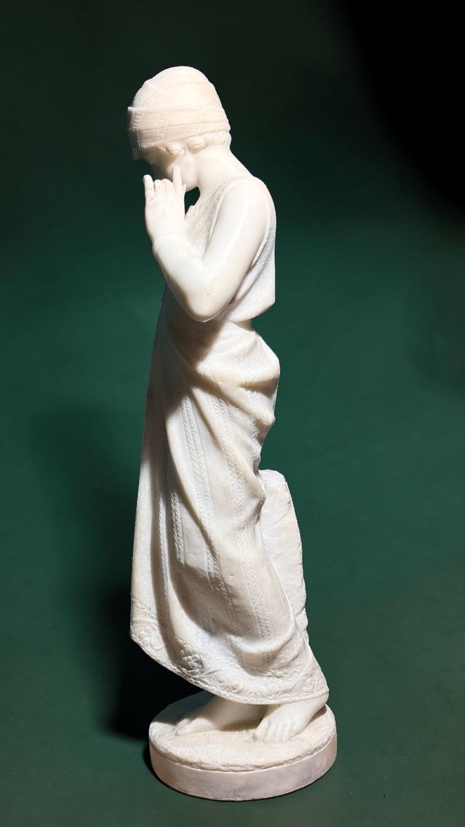 Statua raffigurante una giovane fanciulla sorridente in Marmo Bianco Statuario di Carrara -photo-7