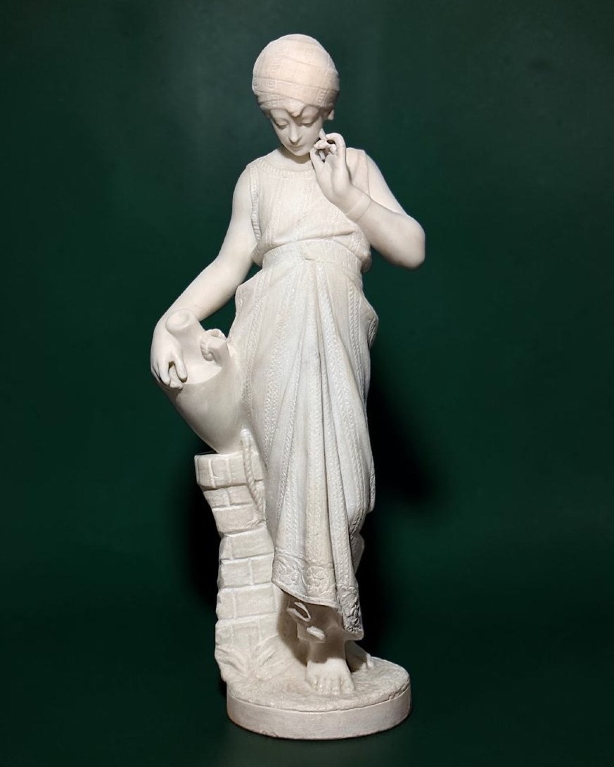 Statua raffigurante una giovane fanciulla sorridente in Marmo Bianco Statuario di Carrara 