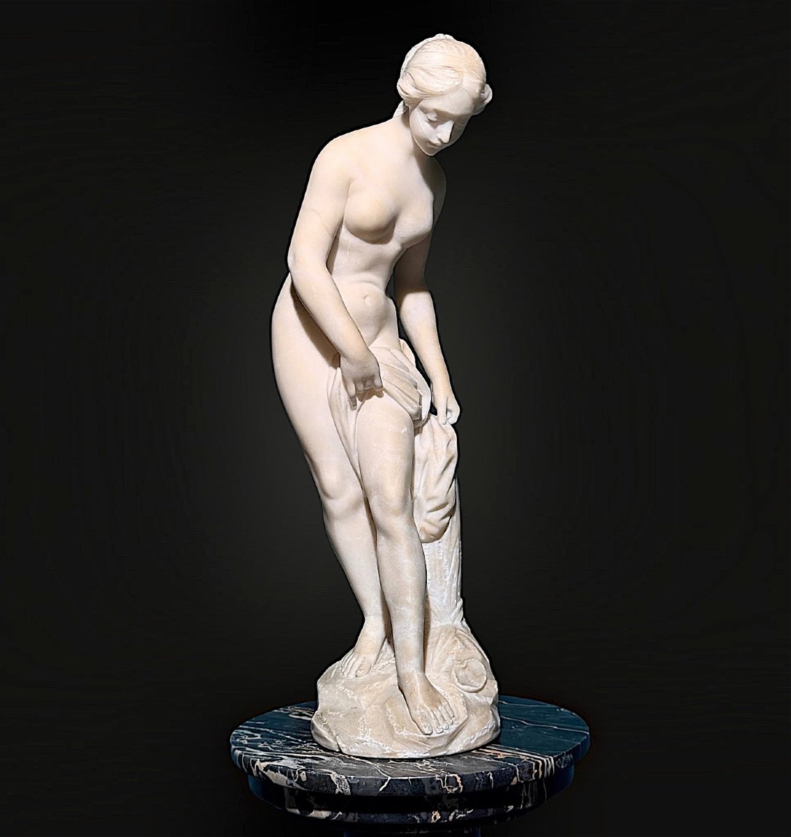 Statua raffigurante una giovane fanciulla nuda 
