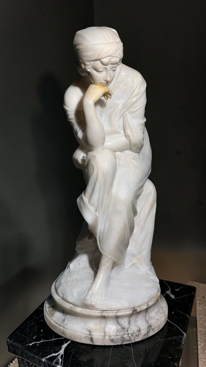Statua raffigurante una giovane fanciulla con mano al mento -photo-2