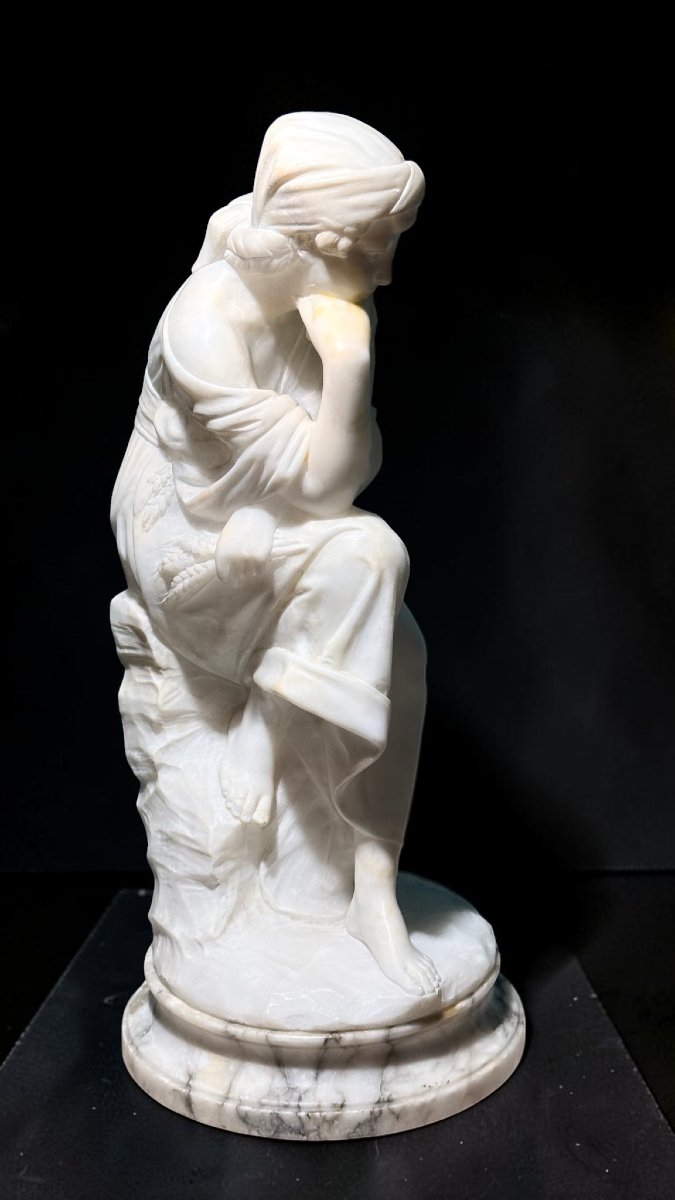 Statua raffigurante una giovane fanciulla con mano al mento -photo-4