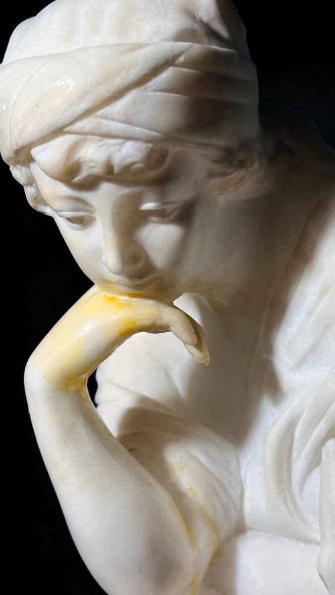 Statua raffigurante una giovane fanciulla con mano al mento -photo-2