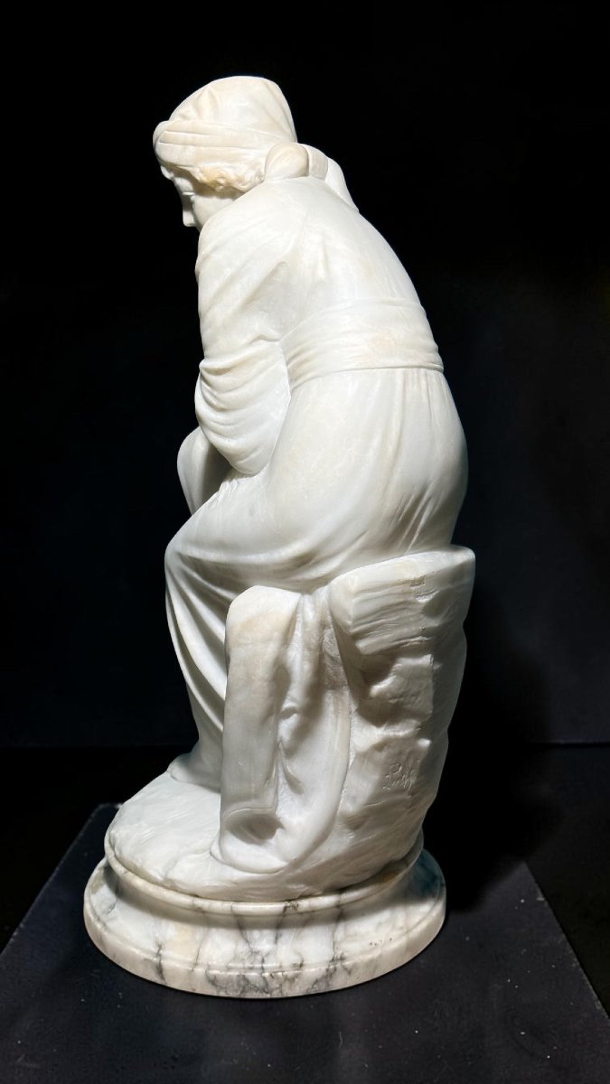 Statua raffigurante una giovane fanciulla con mano al mento -photo-7
