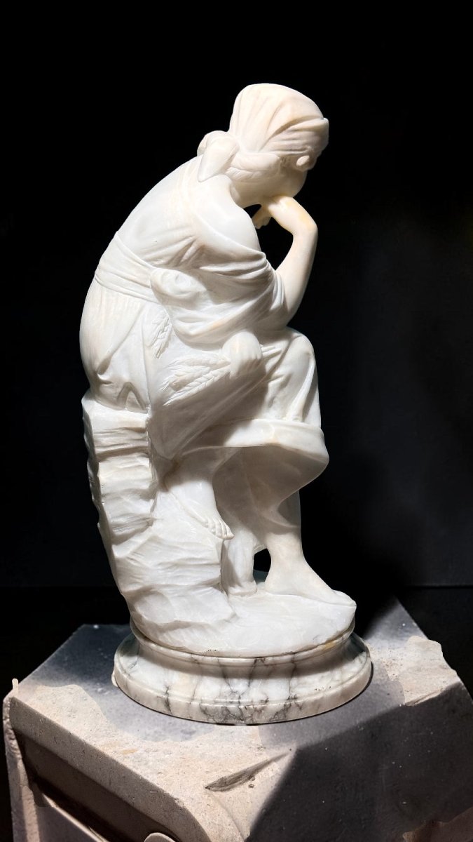 Statua raffigurante una giovane fanciulla con mano al mento -photo-8