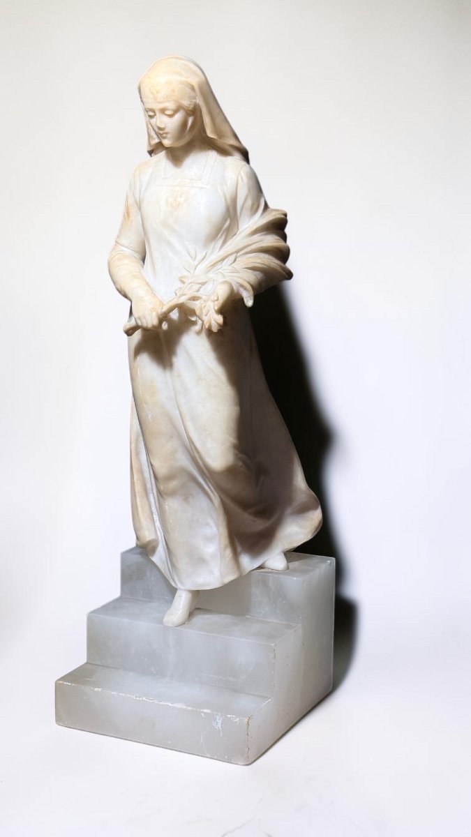 Statua raffigurante una giovane fanciulla con dei fiori in mano -photo-2