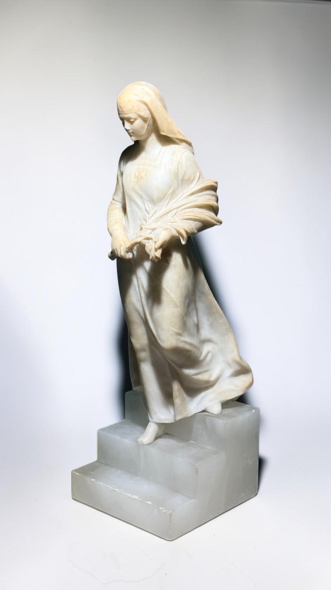 Statua raffigurante una giovane fanciulla con dei fiori in mano -photo-3