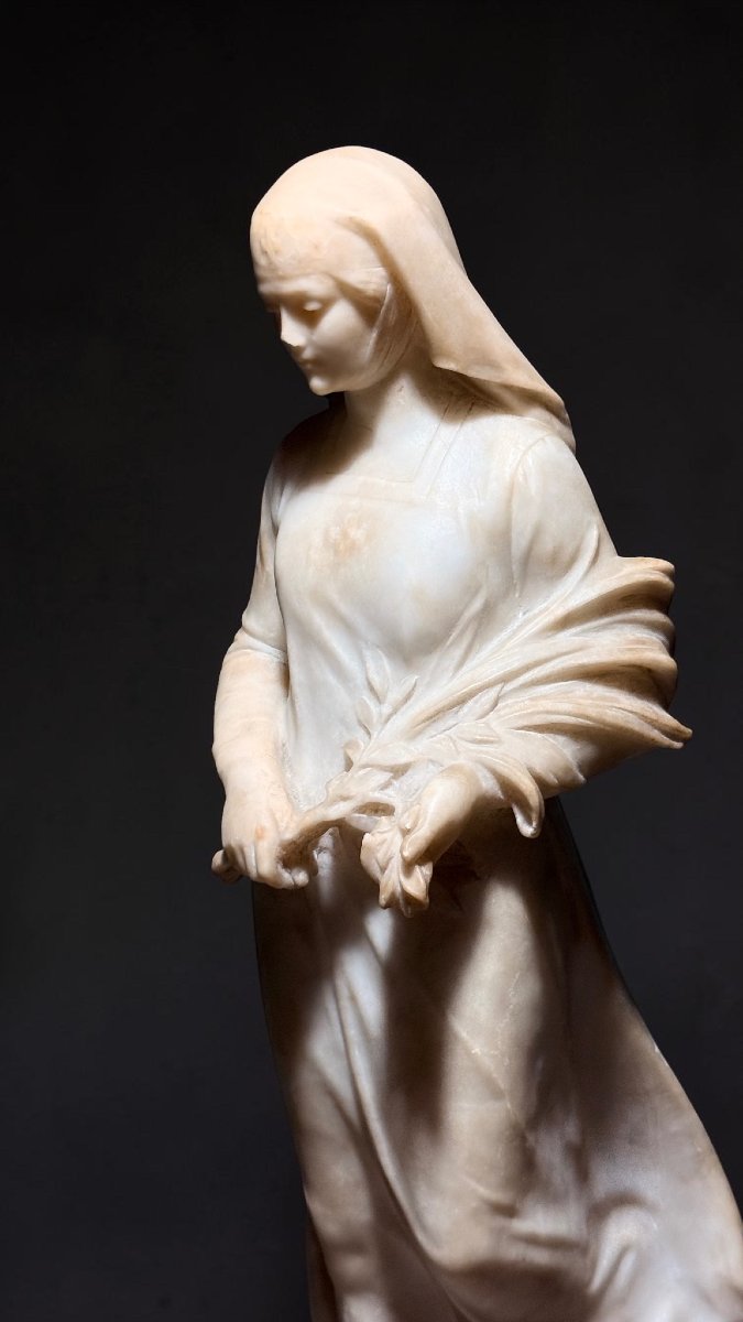Statua raffigurante una giovane fanciulla con dei fiori in mano -photo-4