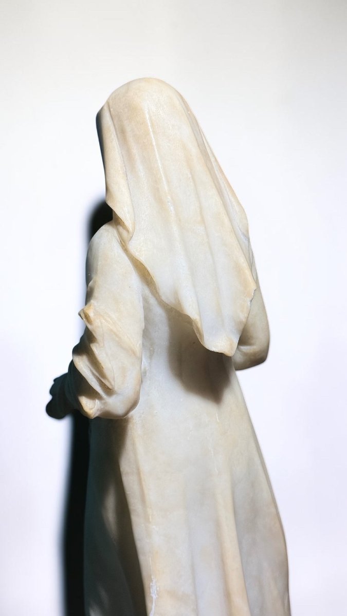Statua raffigurante una giovane fanciulla con dei fiori in mano -photo-1