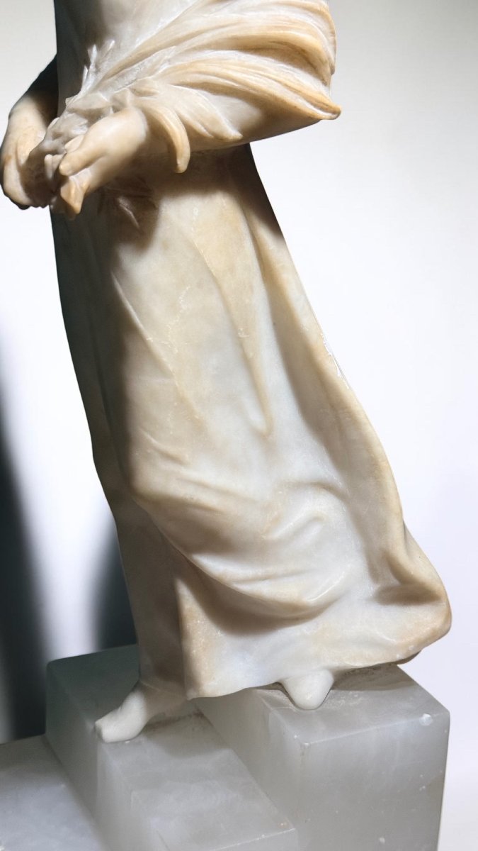 Statua raffigurante una giovane fanciulla con dei fiori in mano -photo-2