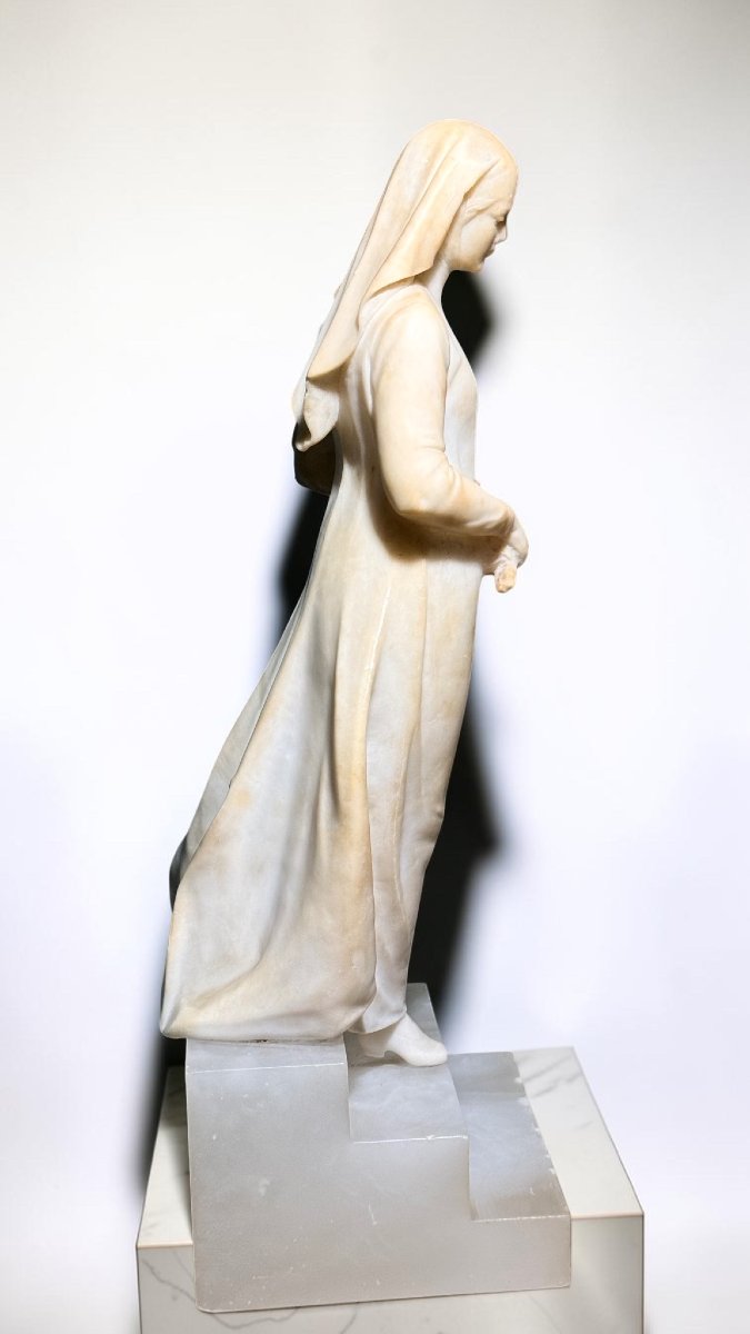 Statua raffigurante una giovane fanciulla con dei fiori in mano -photo-3