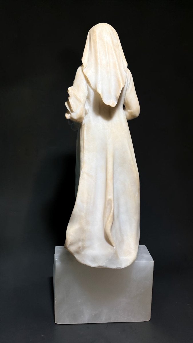 Statua raffigurante una giovane fanciulla con dei fiori in mano -photo-4