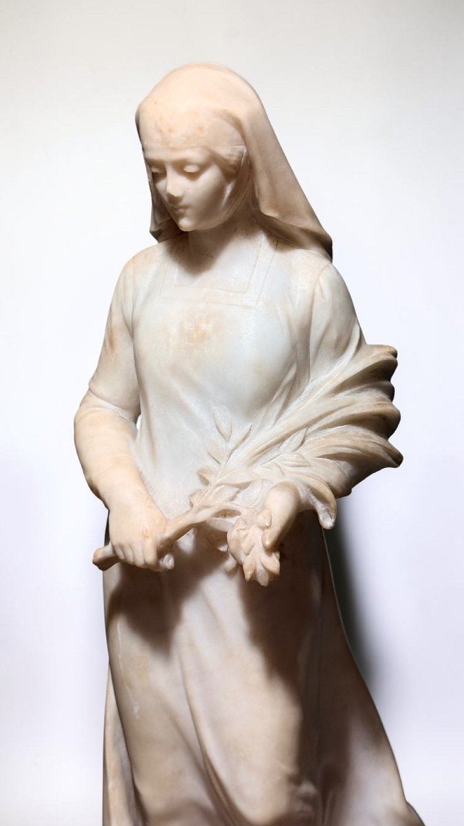Statua raffigurante una giovane fanciulla con dei fiori in mano -photo-5