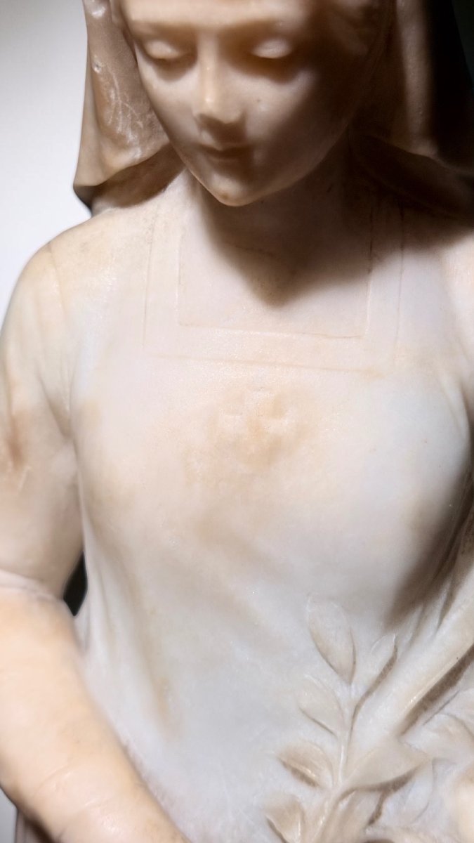Statua raffigurante una giovane fanciulla con dei fiori in mano -photo-7