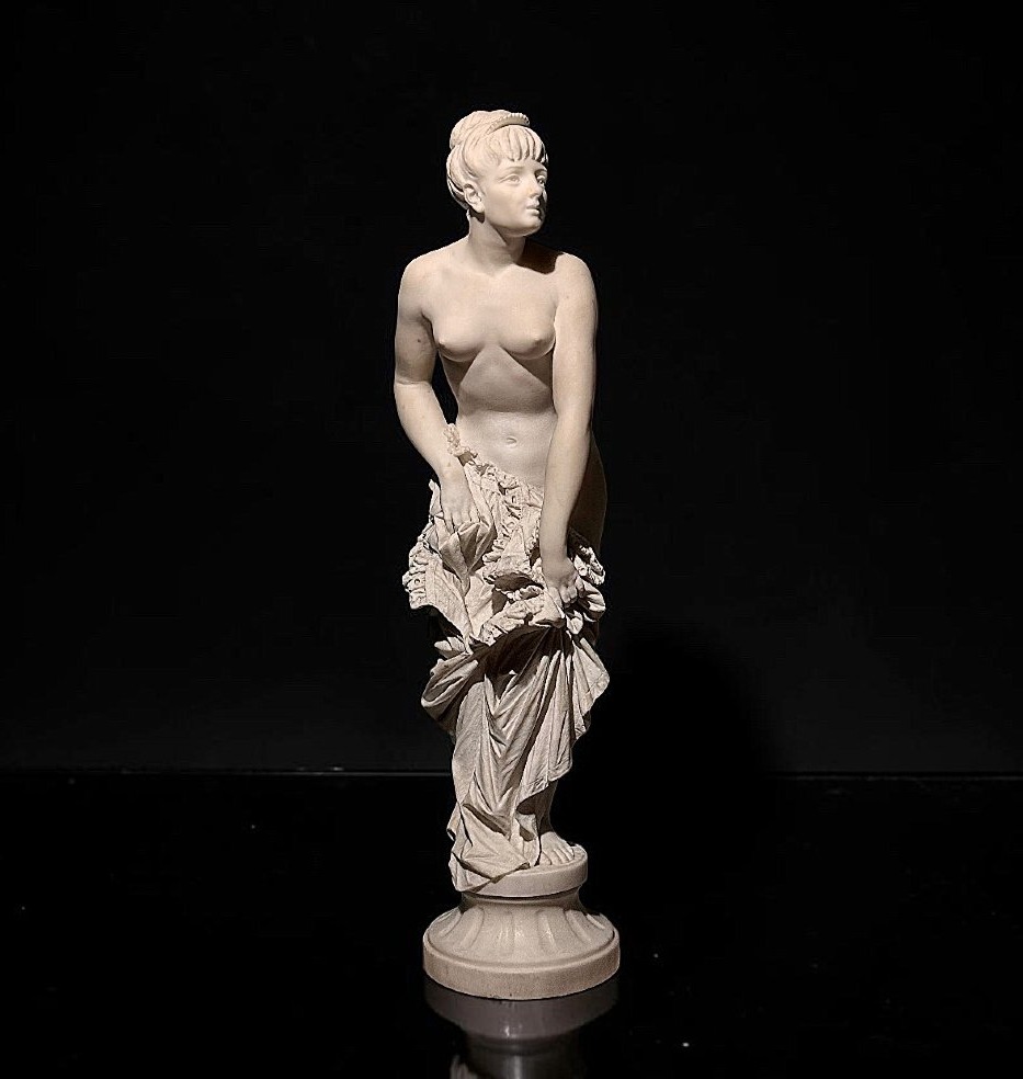 Statua raffigurante una giovane fanciulla nuda neoclassica, dal Museo Peter Kaus, Marmo Carrara