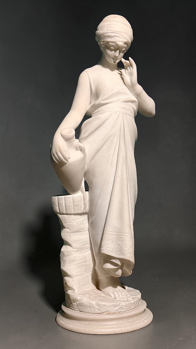 Statua raffigurante una giovane fanciulla con una brocca in mano, Marmo Bianco Carrara -photo-1