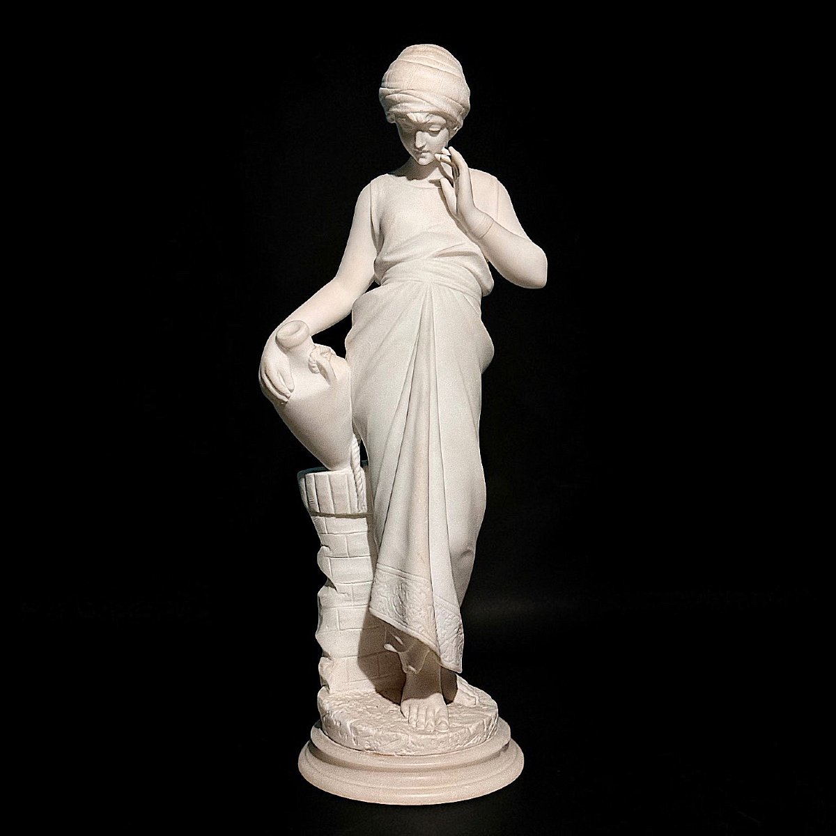 Statua raffigurante una giovane fanciulla con una brocca in mano, Marmo Bianco Carrara 