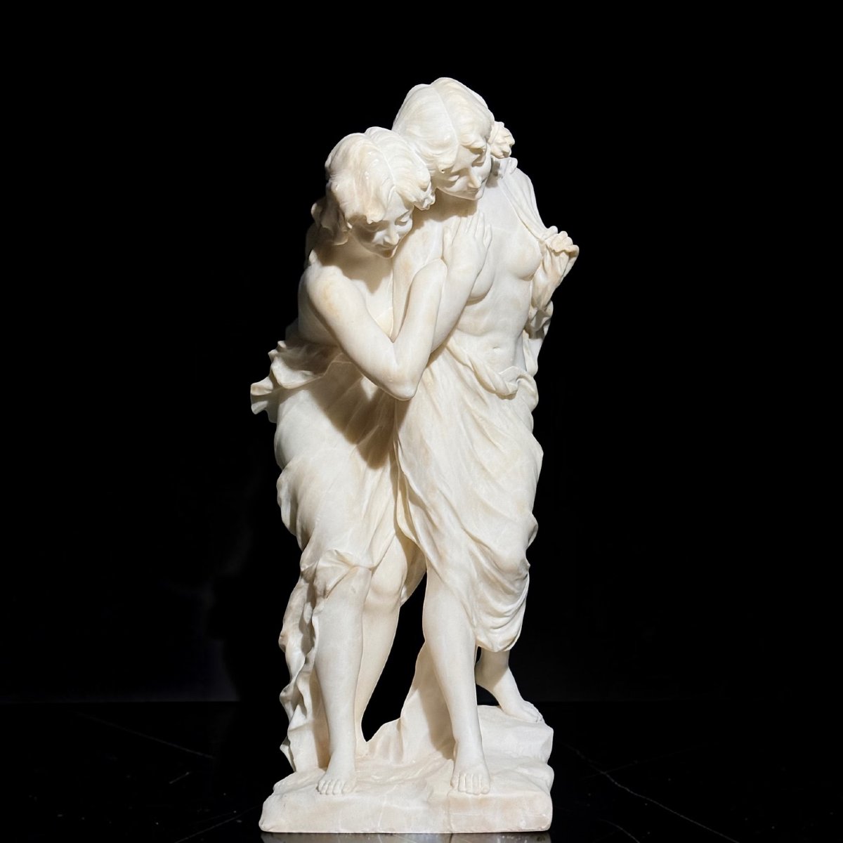 Statua raffigurante una Coppia di Ninfe, dal Museo Peter Kaus (Germania) 
