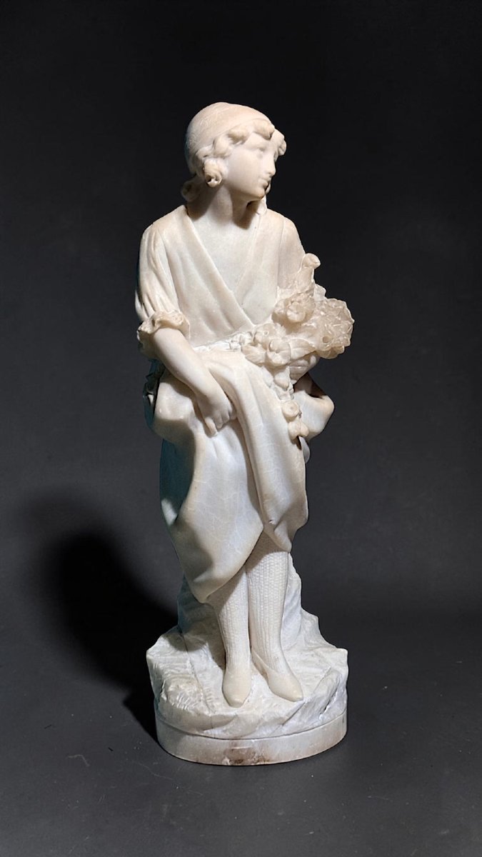 Statua raffigurante una giovane fanciulla con dei fiori in mano, Gory-photo-2
