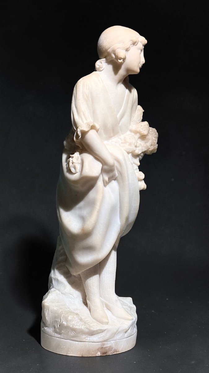 Statua raffigurante una giovane fanciulla con dei fiori in mano, Gory-photo-3