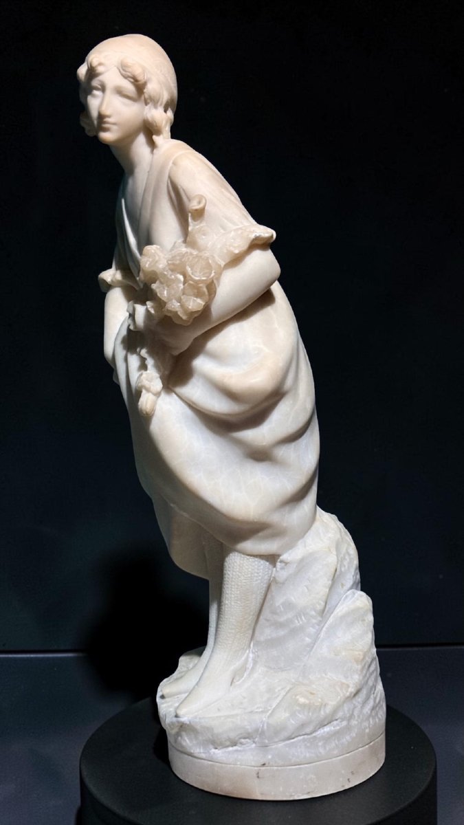 Statua raffigurante una giovane fanciulla con dei fiori in mano, Gory-photo-4