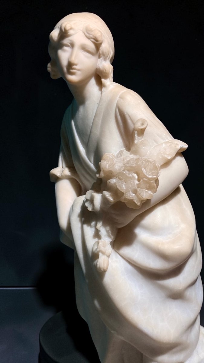 Statua raffigurante una giovane fanciulla con dei fiori in mano, Gory-photo-1