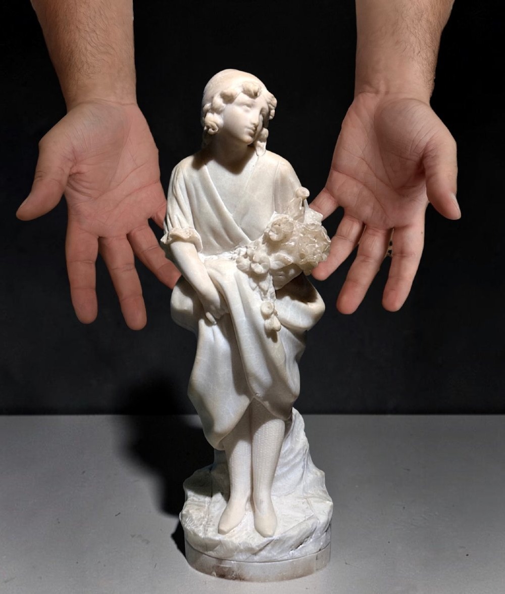 Statua raffigurante una giovane fanciulla con dei fiori in mano, Gory-photo-2
